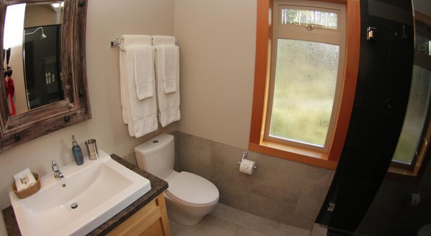 Black Bear Guesthouse Тофино Стая снимка