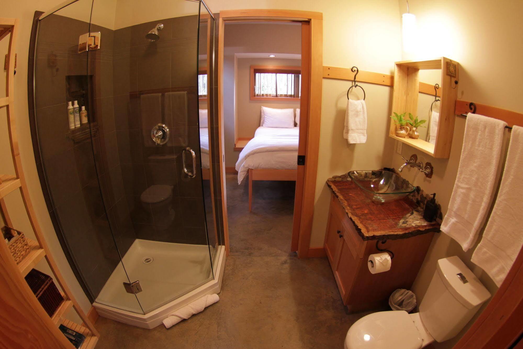 Black Bear Guesthouse Тофино Екстериор снимка