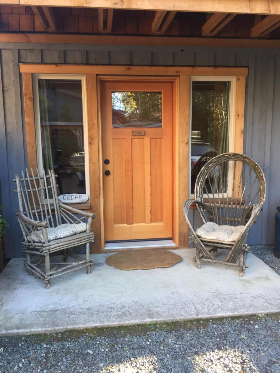 Black Bear Guesthouse Тофино Екстериор снимка