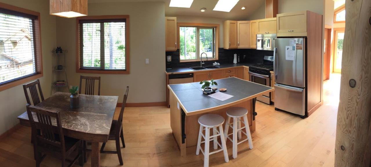 Black Bear Guesthouse Тофино Екстериор снимка