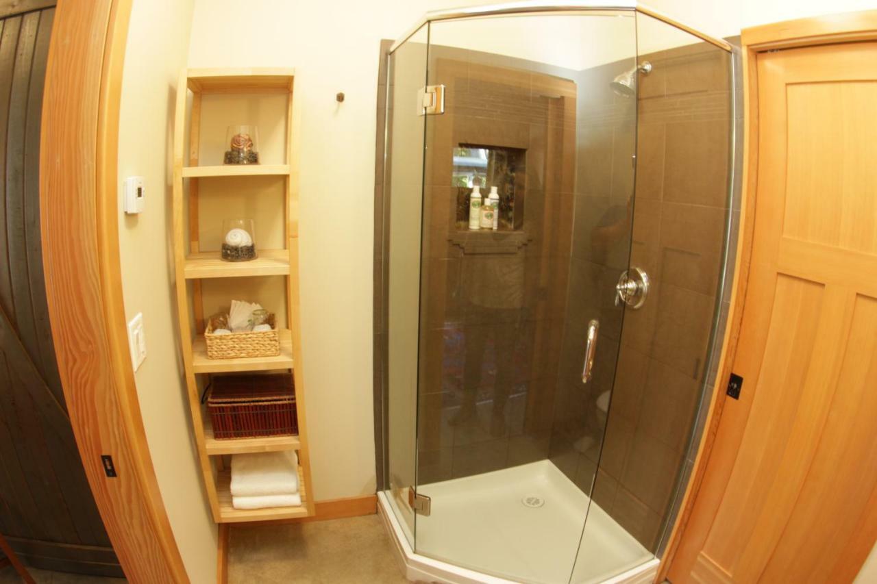 Black Bear Guesthouse Тофино Екстериор снимка