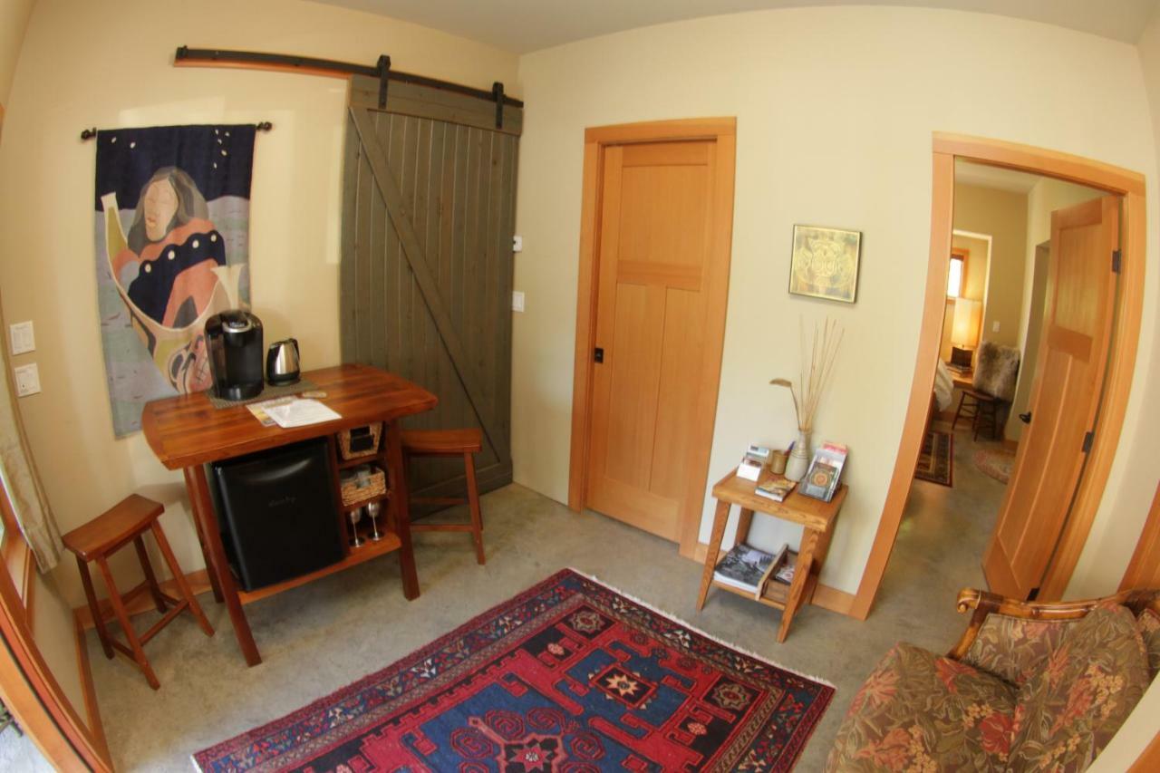 Black Bear Guesthouse Тофино Екстериор снимка