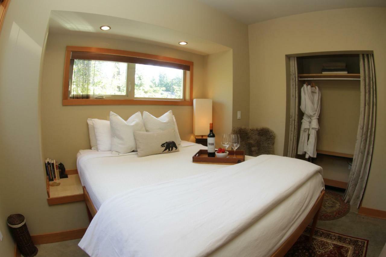 Black Bear Guesthouse Тофино Екстериор снимка